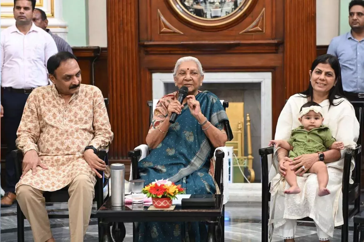 यूपी : राजभवन में राज्यपाल आनंदीबेन ने फहराया झंडा, कहा- सप्ताह में एक दिन मोबाइल का उपयोग न करने का लें संकल्प