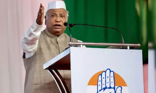 खड़गे ने केंद्र सरकार पर लगाए गंभीर आरोप, कहा-सत्ता में बने रहने के लिए अनैतिकता की हद पार कर चुका