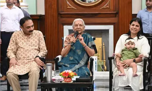 यूपी : राजभवन में राज्यपाल आनंदीबेन ने फहराया झंडा, कहा- सप्ताह में एक दिन मोबाइल का उपयोग न करने का लें संकल्प