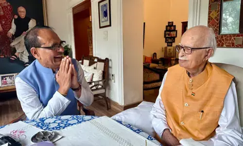 स्वतंत्रता दिवस पर लालकृष्ण आडवाणी से मिले शिवराज, लिया आशीर्वाद