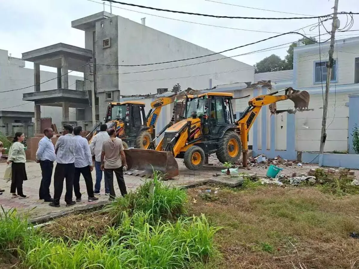 यूपी : सरकारी स्कूल की जमीन पर प्रधान ने बनाया था घर, बुलडोजर से ध्वस्त