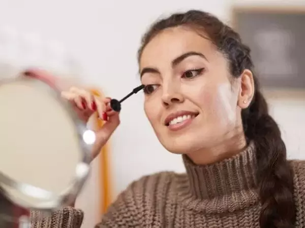 मेकअप चेहरे के साथ ही दिमाग पर भी डालता है पॉजिटिव असर, रिसर्च में खुलासा मेकअप चेहरे के साथ ही दिमाग पर भी डालता है पॉजिटिव असर, रिसर्च में खुलासा