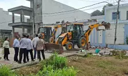 यूपी : सरकारी स्कूल की जमीन पर प्रधान ने बनाया था घर, बुलडोजर से ध्वस्त