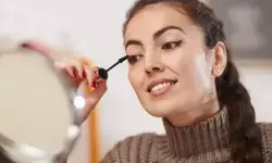 मेकअप चेहरे के साथ ही दिमाग पर भी डालता है पॉजिटिव असर, रिसर्च में खुलासा मेकअप चेहरे के साथ ही दिमाग पर भी डालता है पॉजिटिव असर, रिसर्च में खुलासा