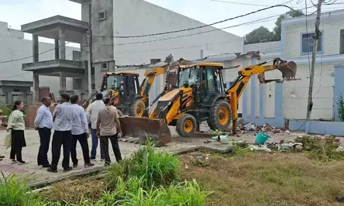 यूपी : सरकारी स्कूल की जमीन पर प्रधान ने बनाया था घर, बुलडोजर से ध्वस्त यूपी : सरकारी स्कूल की जमीन पर प्रधान ने बनाया था घर, बुलडोजर से ध्वस्त