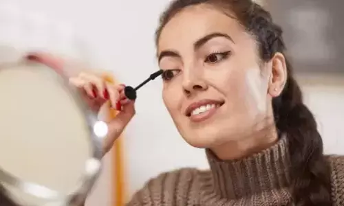 मेकअप चेहरे के साथ ही दिमाग पर भी डालता है पॉजिटिव असर, रिसर्च में खुलासा मेकअप चेहरे के साथ ही दिमाग पर भी डालता है पॉजिटिव असर, रिसर्च में खुलासा