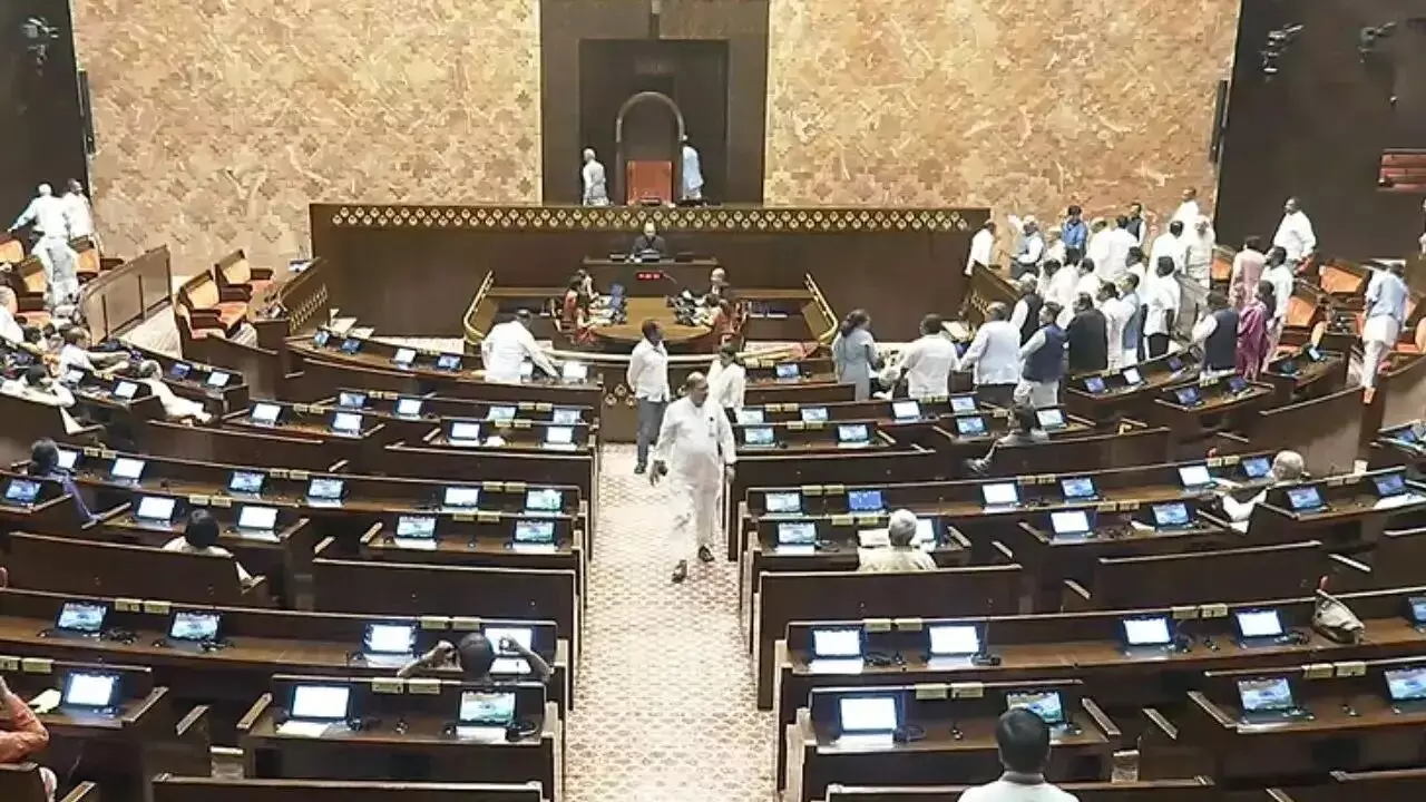 हंगामे के कारण संसद के दोनों सदनों की कार्यवाही हुई स्थगित