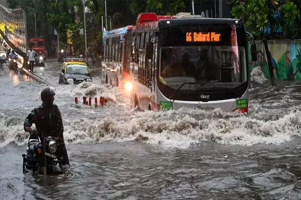 मुंबई में बारिश से बुरे हाल, बीएमसी ने घोषित की छुट्टी, निजी कार्यालयों को वर्क फ्रॉम होम की सलाह