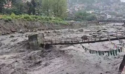 हिमाचल प्रदेश में बरपा कुदरत का कहर, कुल्लू में फटा बादल, पुल क्षतिग्रस्त