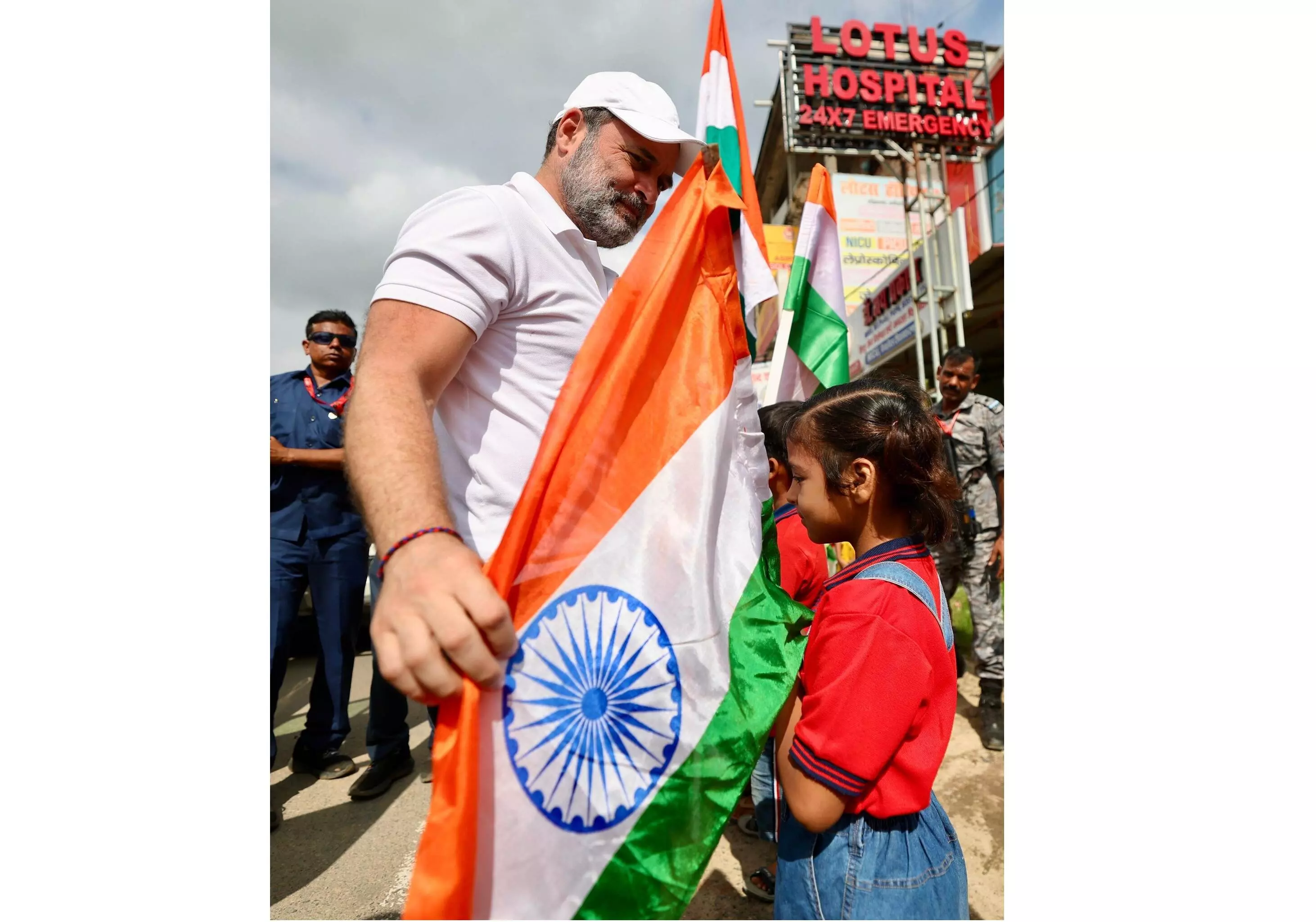 तिरंगे और बच्चों के भविष्य के लिए संविधान की रक्षा आवश्यक : राहुल गांधी तिरंगे और बच्चों के भविष्य के लिए संविधान की रक्षा आवश्यक : राहुल गांधी