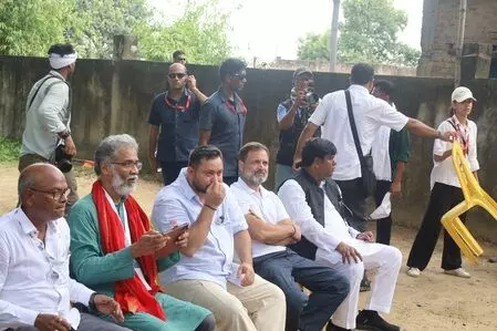 राहुल गांधी वोटर अधिकार यात्रा के तीसरे दिन पहुंचे मनैनी गांव, लोगों से किया संवाद, जानी उनकी समस्याएं राहुल गांधी वोटर अधिकार यात्रा के तीसरे दिन पहुंचे मनैनी गांव, लोगों से किया संवाद, जानी उनकी समस्याएं