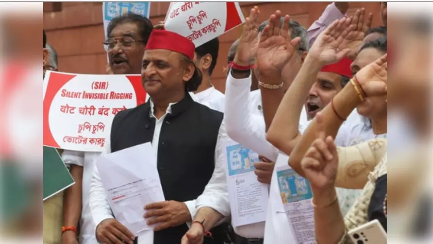 अखिलेश यादव का चुनाव आयोग पर हमला, दिखाई हलफनामे की कॉपी, बोले- 18 हजार लोगों को वोट नहीं करने दिया गया अखिलेश यादव का चुनाव आयोग पर हमला, दिखाई हलफनामे की कॉपी, बोले- 18 हजार लोगों को वोट नहीं करने दिया गया