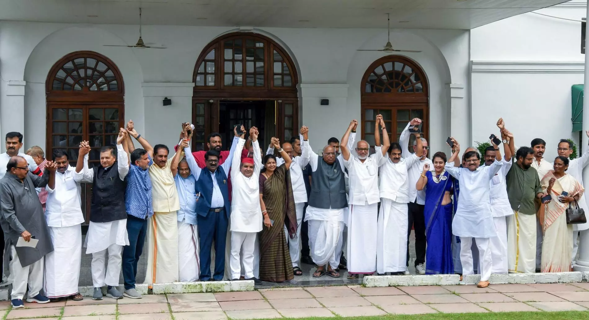 इंडिया गठबंधन ने उपराष्ट्रपति चुनाव को बताया वैचारिक लड़ाई इंडिया गठबंधन ने उपराष्ट्रपति चुनाव को बताया वैचारिक लड़ाई