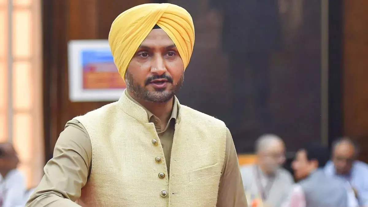 एक तरफ हमारे फौजी शहादत दे रहे, दूसरी ओर पाकिस्तान के साथ मैच खेलना सही नहीं : हरभजन सिंह