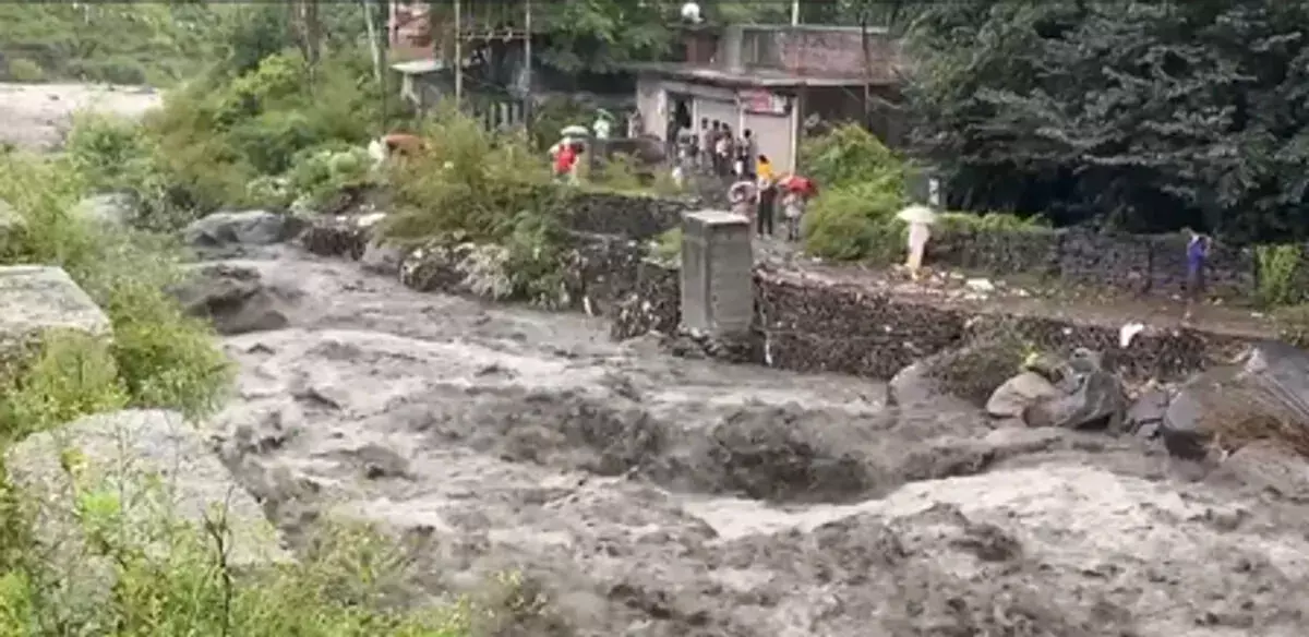 कुल्लू में बादल फटने से 101 करोड़ का नुकसान, प्रशासन ने राहत कार्य तेज किए कुल्लू में बादल फटने से 101 करोड़ का नुकसान, प्रशासन ने राहत कार्य तेज किए