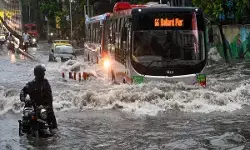 मुंबई में बारिश से बुरे हाल, बीएमसी ने घोषित की छुट्टी, निजी कार्यालयों को वर्क फ्रॉम होम की सलाह