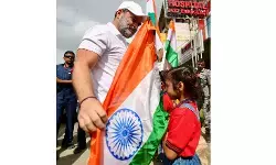 तिरंगे और बच्चों के भविष्य के लिए संविधान की रक्षा आवश्यक : राहुल गांधी तिरंगे और बच्चों के भविष्य के लिए संविधान की रक्षा आवश्यक : राहुल गांधी