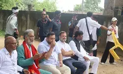 राहुल गांधी वोटर अधिकार यात्रा के तीसरे दिन पहुंचे मनैनी गांव, लोगों से किया संवाद, जानी उनकी समस्याएं राहुल गांधी वोटर अधिकार यात्रा के तीसरे दिन पहुंचे मनैनी गांव, लोगों से किया संवाद, जानी उनकी समस्याएं
