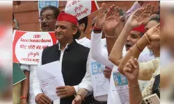 अखिलेश यादव का चुनाव आयोग पर हमला, दिखाई हलफनामे की कॉपी, बोले- 18 हजार लोगों को वोट नहीं करने दिया गया अखिलेश यादव का चुनाव आयोग पर हमला, दिखाई हलफनामे की कॉपी, बोले- 18 हजार लोगों को वोट नहीं करने दिया गया