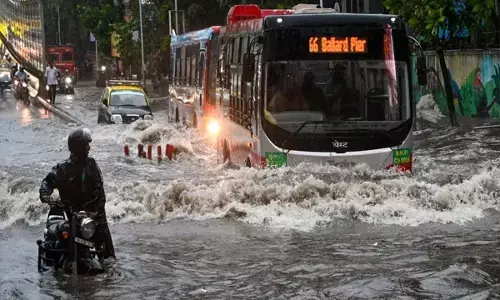 मुंबई में बारिश से बुरे हाल, बीएमसी ने घोषित की छुट्टी, निजी कार्यालयों को वर्क फ्रॉम होम की सलाह