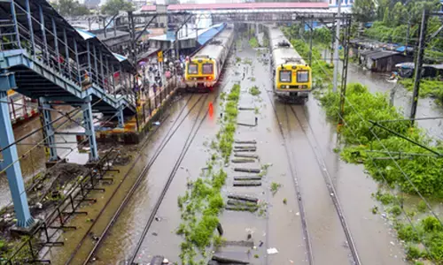 पश्चिम रेलवे की ट्रेन सेवाएं बारिश और जलजमाव से प्रभावित, दो ट्रेन रद्द