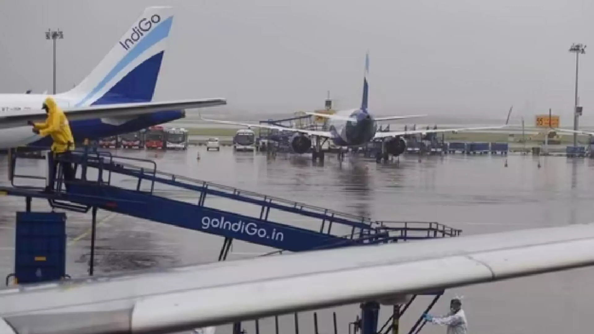 मुंबई में भारी बारिश से हवाई सेवा प्रभावित, इंडिगो एयरलाइंस ने जारी की एडवाइजरी