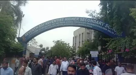 अहमदाबाद में छात्र की हत्या पर फूटा अभिभावकों का गुस्सा, स्कूल के बाहर भारी हंगामा