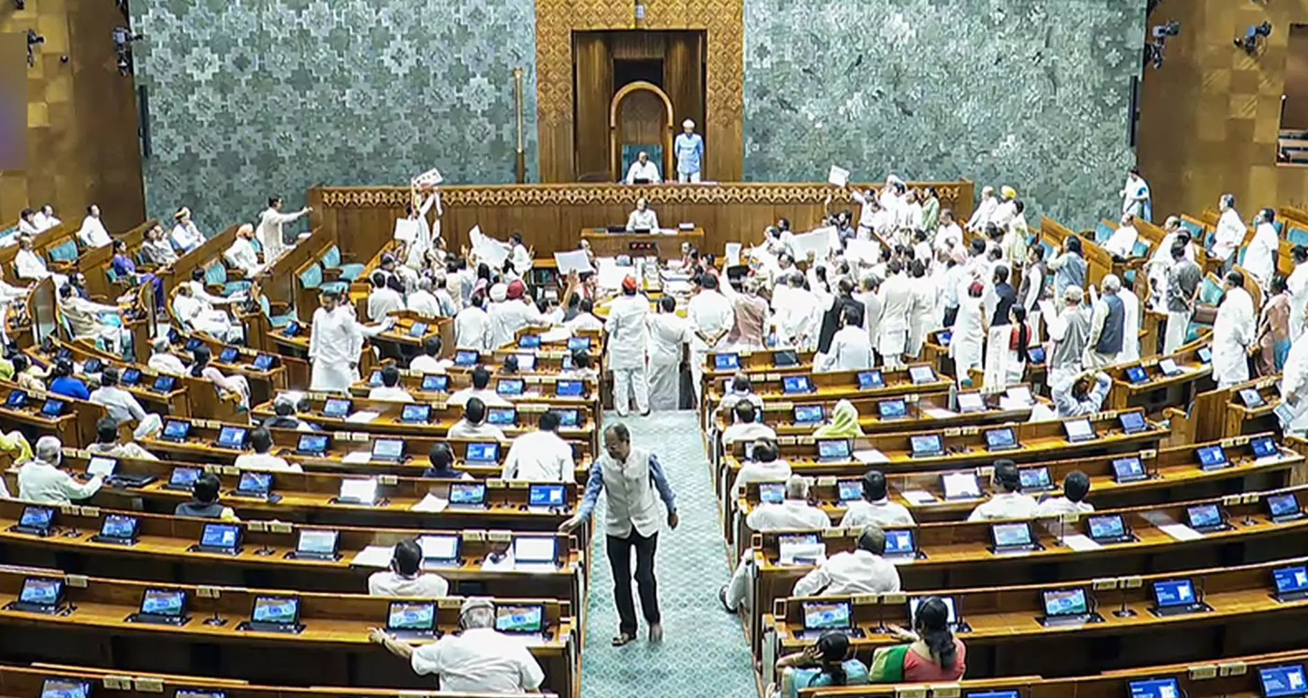 लोकसभा में बिल पर हंगामा, बीजेपी और टीएमसी सांसदों में झड़प होते होते बची