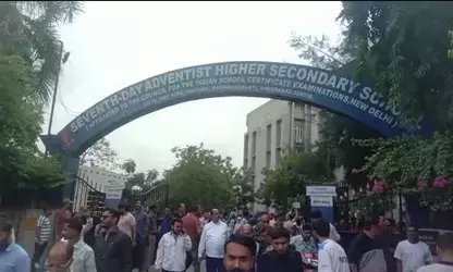 अहमदाबाद में छात्र की हत्या पर फूटा अभिभावकों का गुस्सा, स्कूल के बाहर भारी हंगामा अहमदाबाद में छात्र की हत्या पर फूटा अभिभावकों का गुस्सा, स्कूल के बाहर भारी हंगामा