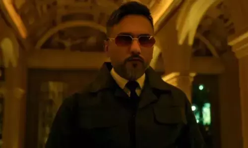 फेमस रैपर यो यो हनी सिंह के नए गाने ‘सजना’ का फर्स्ट लुक आउट फेमस रैपर यो यो हनी सिंह के नए गाने ‘सजना’ का फर्स्ट लुक आउट