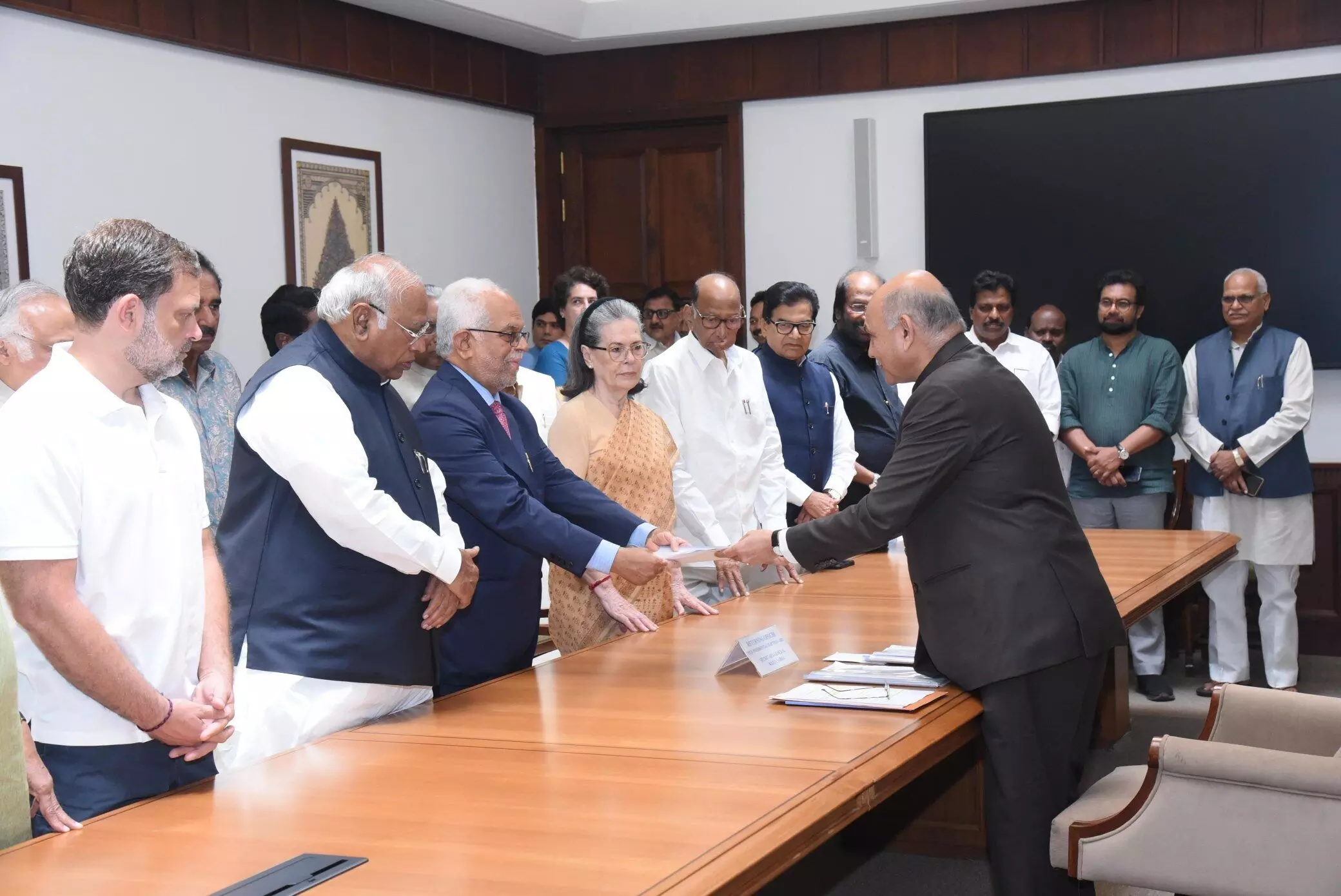 विपक्ष के उपराष्ट्रपति उम्मीदवार सुदर्शन रेड्डी ने भरा नामांकन, इंडिया ब्लॉक के शीर्ष नेता रहे मौजूद विपक्ष के उपराष्ट्रपति उम्मीदवार सुदर्शन रेड्डी ने भरा नामांकन, इंडिया ब्लॉक के शीर्ष नेता रहे मौजूद