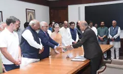 विपक्ष के उपराष्ट्रपति उम्मीदवार सुदर्शन रेड्डी ने भरा नामांकन, इंडिया ब्लॉक के शीर्ष नेता रहे मौजूद