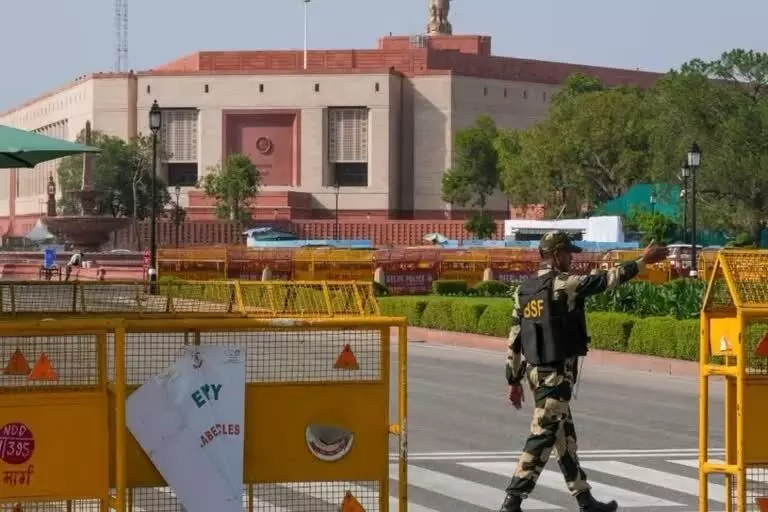 संसद भवन की सुरक्षा में बड़ी चूक, पेड़ के सहारे दीवार फांदकर अंदर घुसा युवक