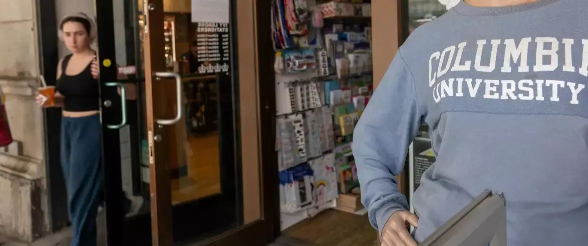 नौकरी मिले ना मिले लेकिन एजुकेशन लोन के बोझ तले दब जाते हैं युवा