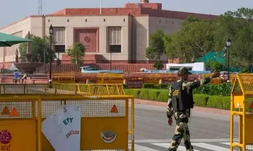 संसद भवन की सुरक्षा में बड़ी चूक, पेड़ के सहारे दीवार फांदकर अंदर घुसा युवक