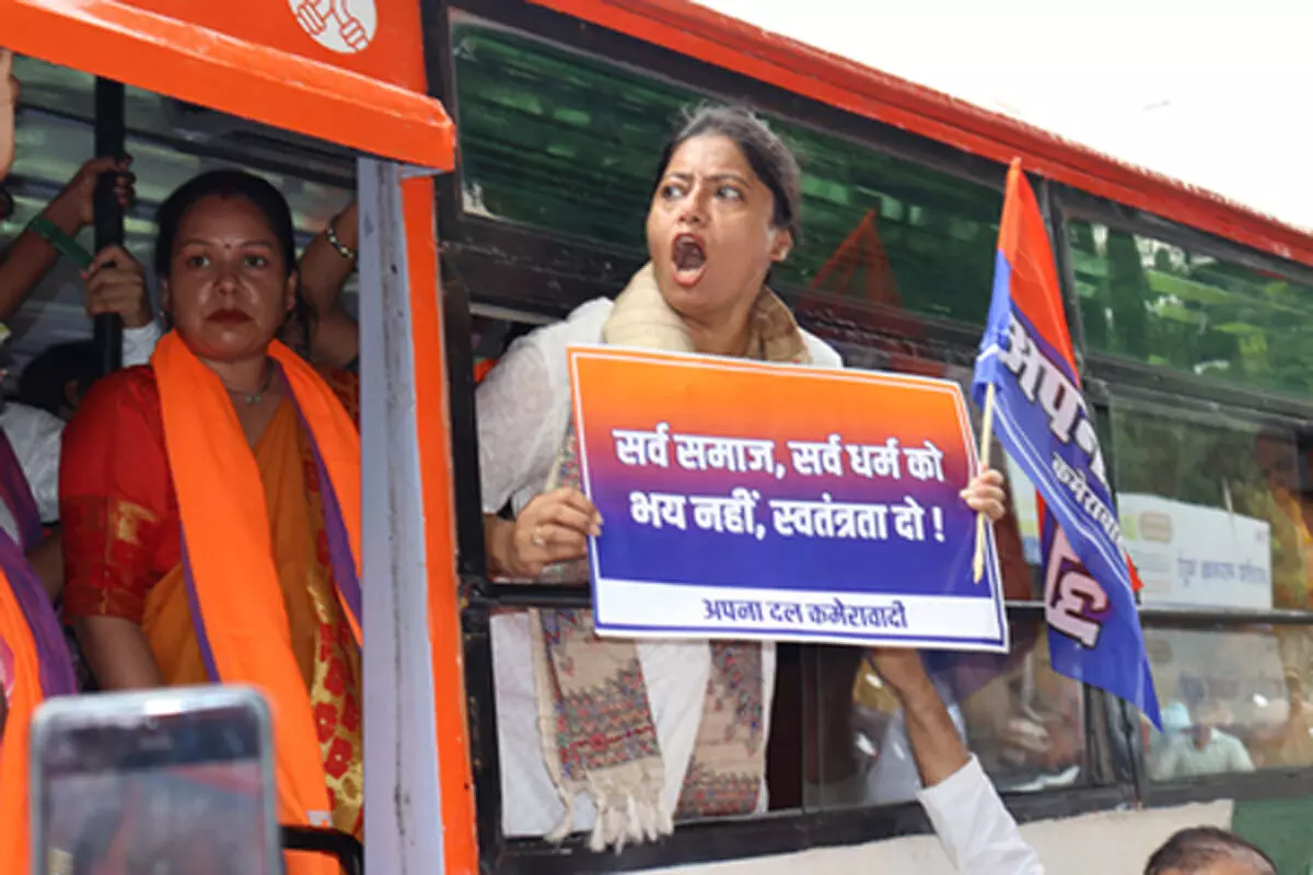 महिला सुरक्षा और सम्मानजनक रोजगार को लेकर सड़क पर उतरीं विधायक पल्लवी पटेल महिला सुरक्षा और सम्मानजनक रोजगार को लेकर सड़क पर उतरीं विधायक पल्लवी पटेल