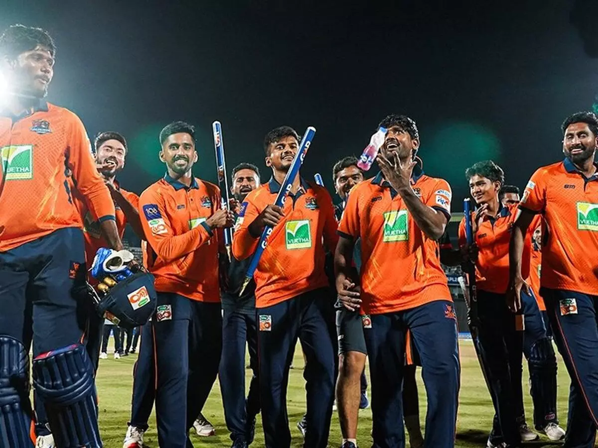 आंध्रा प्रीमियर लीग 2025 : अमरावती रॉयल्स को पांच विकेट से हराकर तुंगभद्रा वॉरियर्स ने जीती ट्रॉफी आंध्रा प्रीमियर लीग 2025 : अमरावती रॉयल्स को पांच विकेट से हराकर तुंगभद्रा वॉरियर्स ने जीती ट्रॉफी