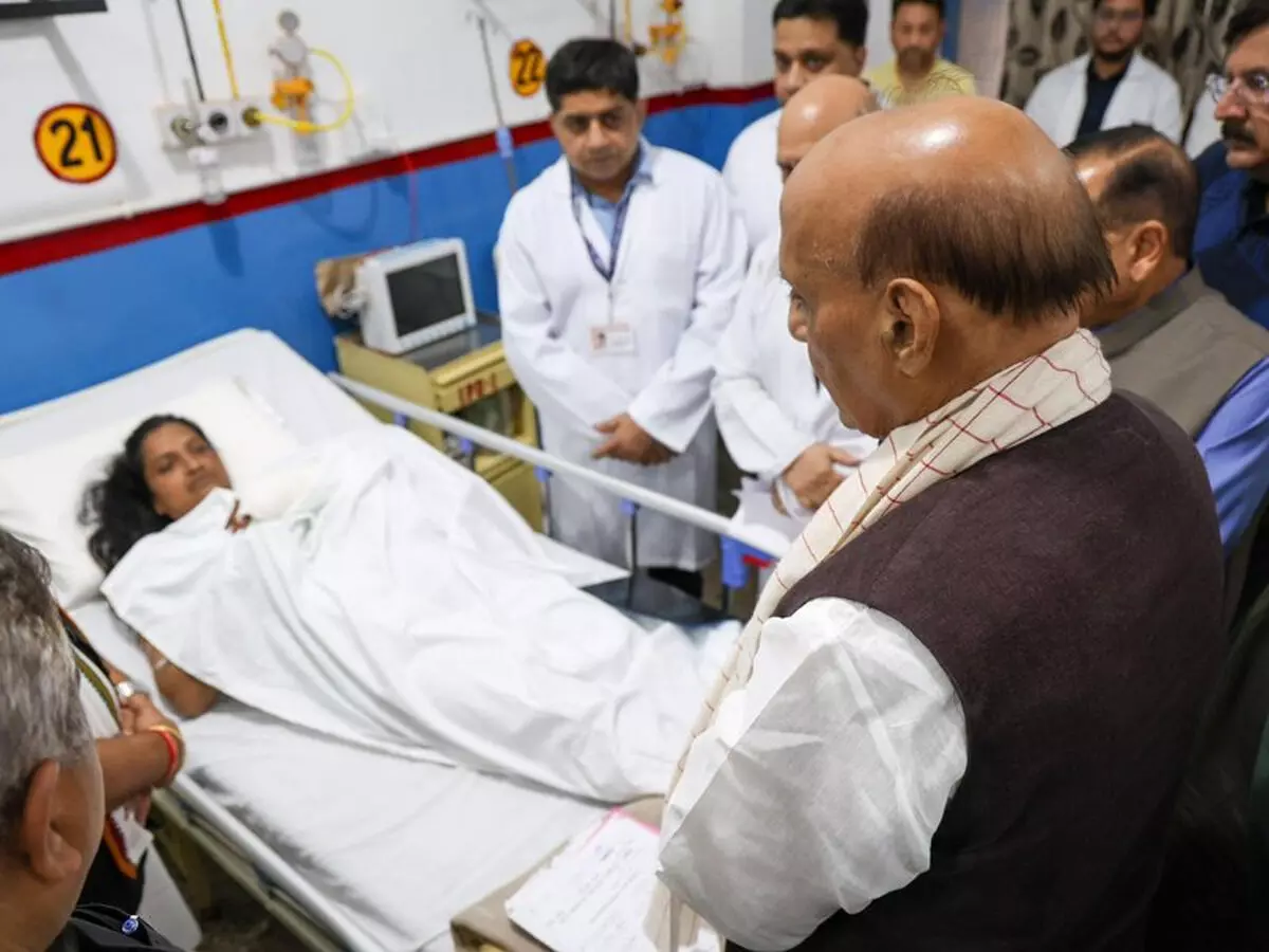 किश्तवाड़ आपदा : रक्षा मंत्री राजनाथ सिंह घायलों से मिले, कहा- पीएम मोदी घटना को लेकर चिंतित