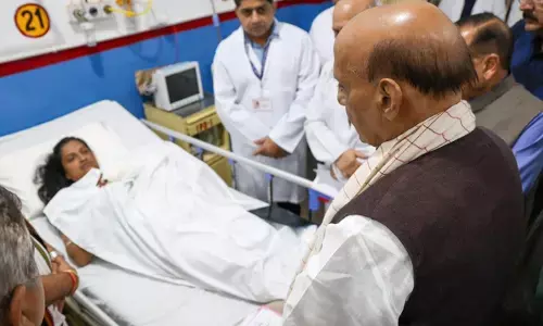 किश्तवाड़ आपदा : रक्षा मंत्री राजनाथ सिंह घायलों से मिले, कहा- पीएम मोदी घटना को लेकर चिंतित