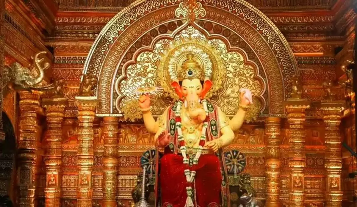 मुंबई के लालबागचा राजा की पहली झलक, हाथ में चक्र, सिर पर मुकुट और बैंगनी धोती... मुंबई के लालबागचा राजा की पहली झलक, हाथ में चक्र, सिर पर मुकुट और बैंगनी धोती...