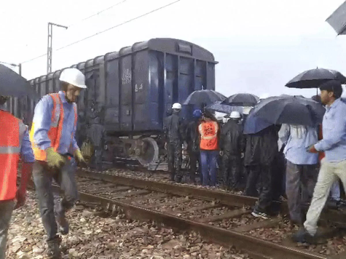 कानपुर : पनकी-मैथा रेलखंड पर मालगाड़ी पटरी से उतरी, यातायात ठप