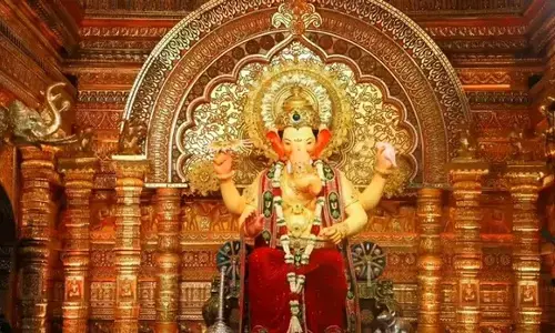 मुंबई के लालबागचा राजा की पहली झलक, हाथ में चक्र, सिर पर मुकुट और बैंगनी धोती...