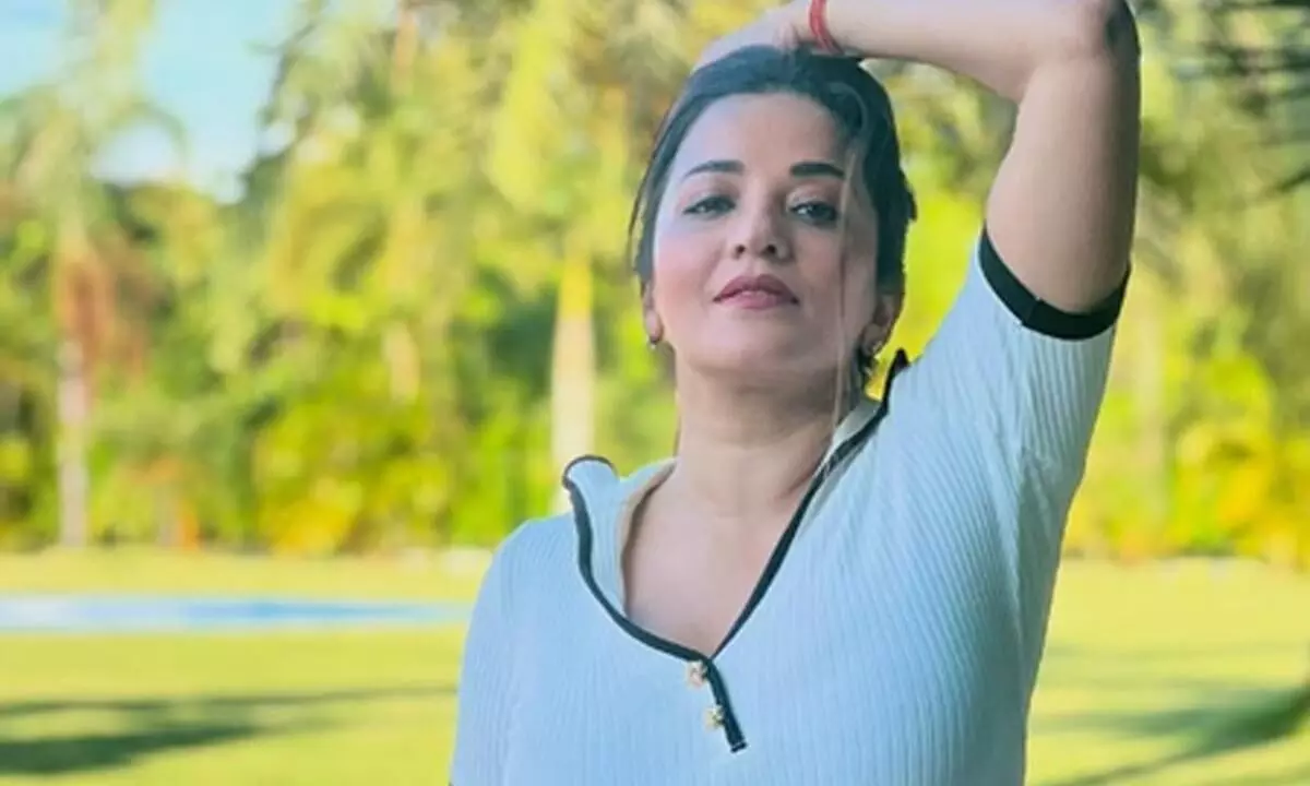 पिंक ड्रेस में मोनालिसा का आवन-जावन डांस, सोशल मीडिया पर वीडियो किया पोस्ट पिंक ड्रेस में मोनालिसा का आवन-जावन डांस, सोशल मीडिया पर वीडियो किया पोस्ट