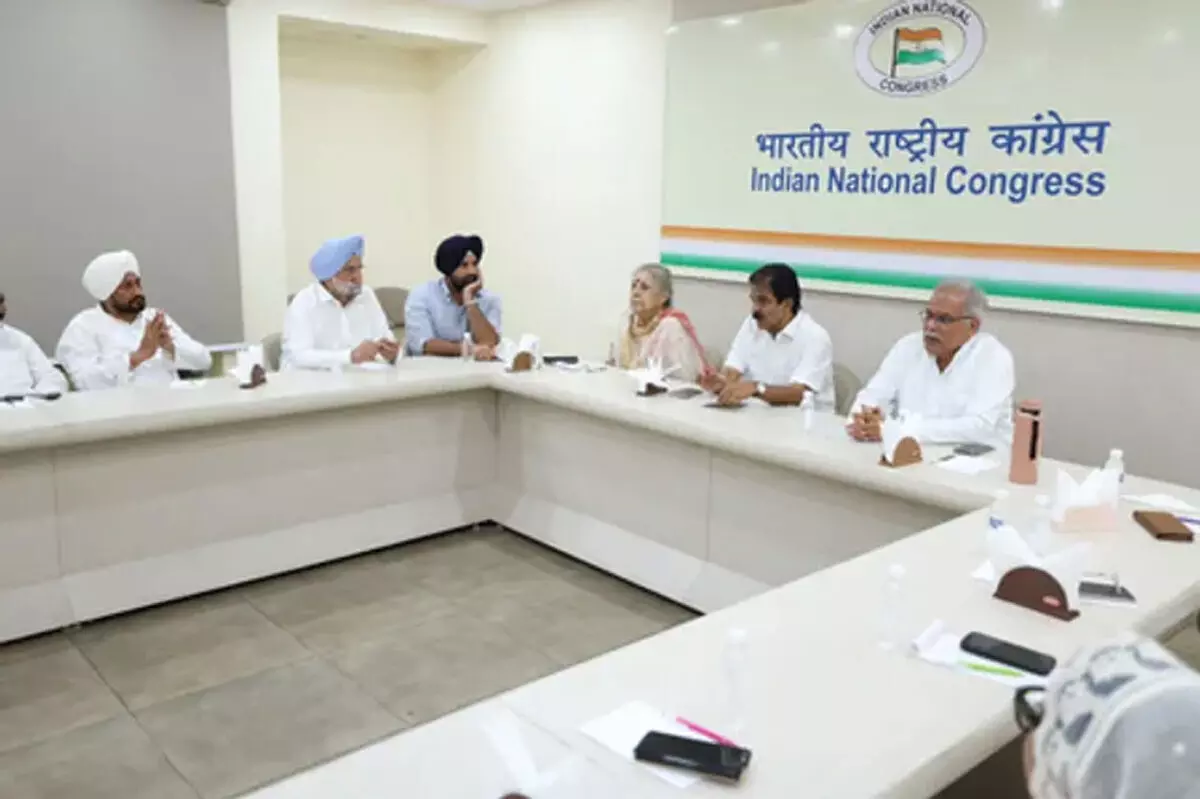 पंजाब चुनाव की तैयारी में जुटी कांग्रेस, संगठन सृजन पर जोर पंजाब चुनाव की तैयारी में जुटी कांग्रेस, संगठन सृजन पर जोर