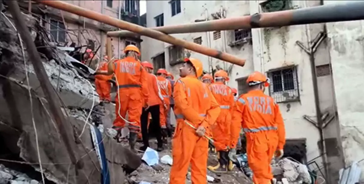 महाराष्ट्र में बड़ा हादसा : इमारत गिरने से मासूम समेत 2 की मौत, रेस्क्यू जारी
