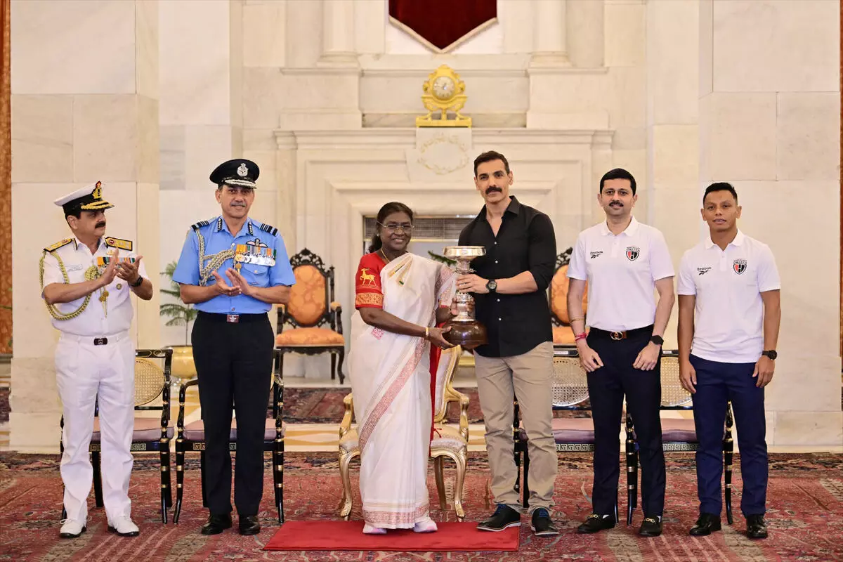 डूरंड कप विजेता नॉर्थईस्ट यूनाइटेड एफसी को राष्ट्रपति मुर्मू ने किया सम्मानित डूरंड कप विजेता नॉर्थईस्ट यूनाइटेड एफसी को राष्ट्रपति मुर्मू ने किया सम्मानित