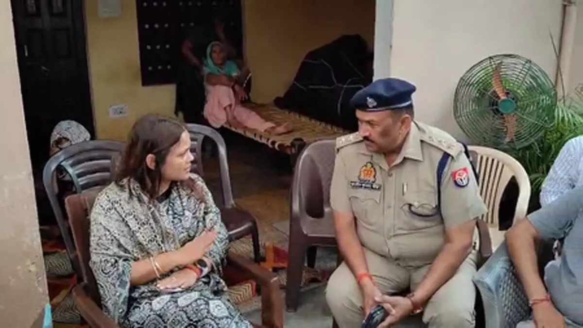 निक्की हत्याकांड : यूपी महिला आयोग की सदस्य ने मृतका के परिजनों से की मुलाकात