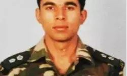 ‘प्यार रह गया अधूरा’, जब तिरंगे में लिपटा आया इस शहीद का शव ‘प्यार रह गया अधूरा’, जब तिरंगे में लिपटा आया इस शहीद का शव