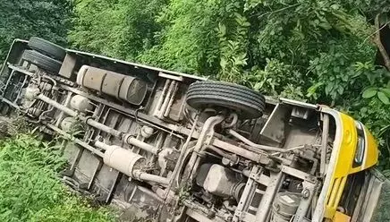 हल्द्वानी : उत्तराखंड में खाई में पलटी स्कूल बस, 12 से ज्यादा बच्चे घायल, चालक पर लापरवाही का आरोप