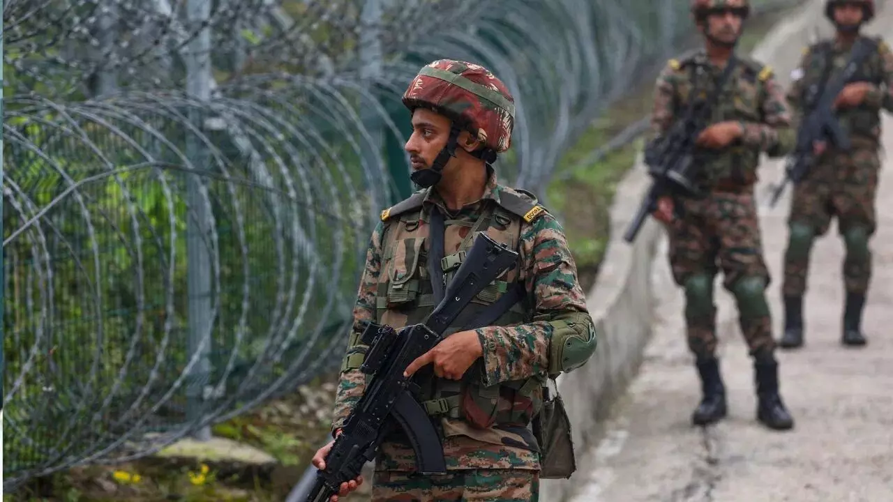 भयानक बारिश के बावजूद आतंकियों को इस ओर धकेलने से बाज नहीं आ रह पाक सेना भयानक बारिश के बावजूद आतंकियों को इस ओर धकेलने से बाज नहीं आ रह पाक सेना